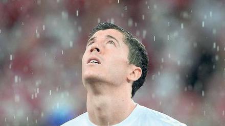 Hilfe von oben? Gab es nicht. Robert Lewandowski und die polnische Mannschaft standen nach dem 0:1 gegen Tschechien im Regen. 