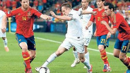 Last Man dribbling. Franck Ribéry muss sich gegen Spanien einsam vorgekommen sein. Zu selten bekam er Unterstützung von seinen Mitspielern. Foto: dpa