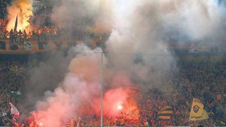 Hitzige Atmosphäre. Fans von Dresden beim DFB-Pokal-Spiel in Dortmund. Foto: dpa