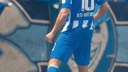 Hey, hier kommt Änis. Ben-Hatira bejubelt seine beiden Tore mit den Hertha-Fans in der Ostkurve. Foto: dpa