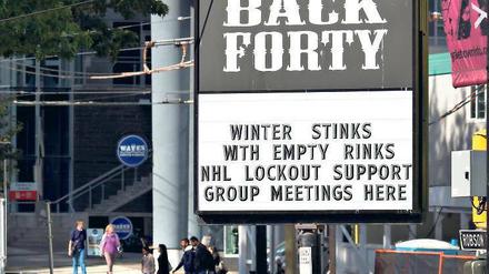 Was wird das für ein Winter? An einem Pub in der Nähe der Spielstätte der Vancouver Canucks machen Kanadas Eishockeyfans deutlich, was sie vom Lockout halten. 