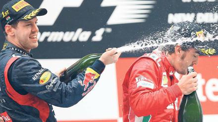 Kalte Dusche. Einst hatte Ferrari-Pilot Alonso (r.) 44 WM-Punkte Vorsprung, nun liegt er 13 Zähler hinter Vettel. Foto: dapd