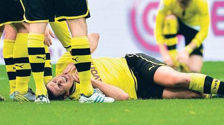 Schmerzhafter Abend. Die Dortmunder trafen gegen Stuttgart das Tor nicht, Kapitän Sebastian Kehl musste früh mit einer Verletzung raus. Foto: dapd