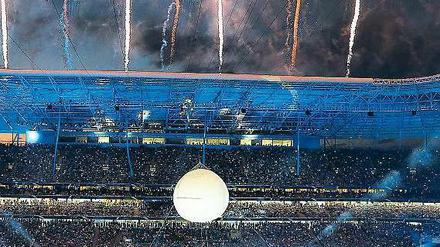 Ein Meer aus Licht und Farben. Bei der Stadioneröffnung von Porto Alegre wurde mit Spezialeffekten nicht gegeizt. Foto: AFP