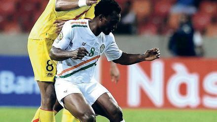 Wider alle Schmerzen. Das erste Spiel gewann Mali (links Kalilou Traore gegen Kourouma Fatokouma) gegen Niger.