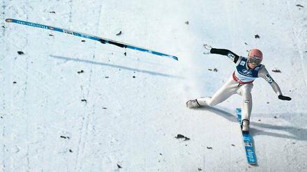 Neue Sportart: Ein-Ski-Springen. Manuel Fettner beweist die gute österreichische Grundausbildung im Skifahren. Foto: dpa