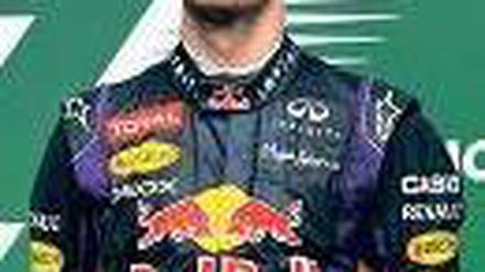Erfolg zum Genießen. Sebastian Vettel bei der Siegerehrung in Montreal. Foto: AFP