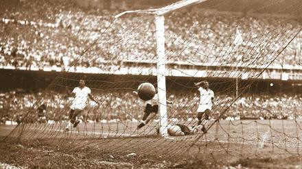 Tatort Maracana. Alcides Ghiggia (hinten, verdeckt vom Pfosten) erzielte 1950 das 2:1 und machte Uruguay damit zum Weltmeister. 