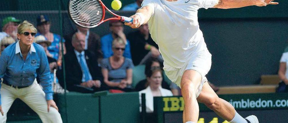 Umsonst gestreckt. Tommy Haas zeigte nach klassischem Fehlstart eine gute Leistung gegen Novak Djokovic, musste sich aber in drei Sätzen geschlagen geben. Foto: Reuters