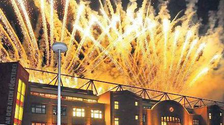 Die Alte Försterei leuchtet. Mit einem eindrucksvollen Feuerwerk beendete der Zweitligist 1. FC Union seine Stadioneröffnung nach dem Testspiel gegen Celtic Glasgow.