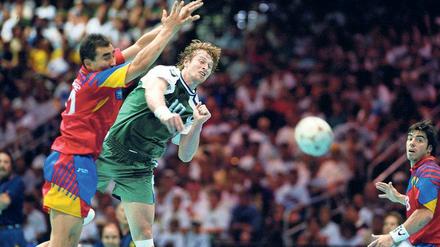 Wie die Zeit vergeht… Kreisläufer Thomas Knorr (Mitte) bei Olympia 1996 gegen Spaniens Talant Duschebajew (links).
