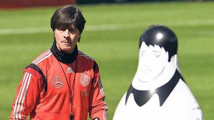 Zwei „Deutsche“. Bundestrainer Löw und die Trainingspuppe. Foto: dpa