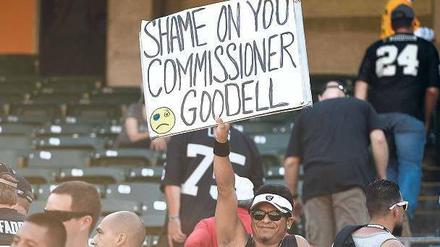 Grüße an den Ligachef. Ein Fan der Oakland Raiders fordert NFL-Commissioner Roger Goodell auf, sich zu schämen. Über anderen Stadien kreisten am Sonntag Flugzeuge mit Spruchbändern und der Botschaft: „Goodell must go.“