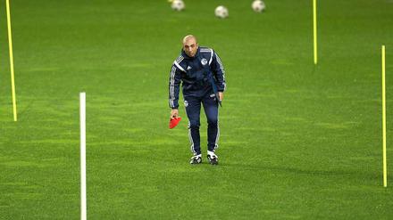 Hier stellt der Chef die Hütchen auf. Schalkes Trainer Roberto Di Matteo.