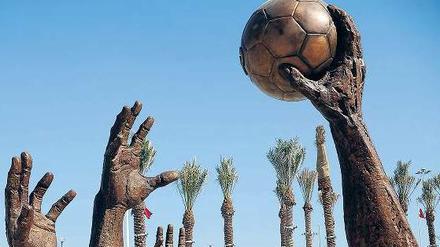 Griff nach dem Titel. Die WM der Vereine findet seit 2010 jährlich in Doha statt. Anfang 2015 wurde auch die Handball-Weltmeisterschaft der Nationalteams in Katars Hauptstadt ausgetragen – nebst schmückendem Beiwerk rund um die Arenen. 