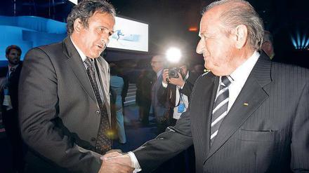 Es wird ernst. Die Behörden haben Ermittlungen gegen den langjährigen Fifa-Chef Sepp Blatter (links) aufgenommen. Uefa-Präsident Michel Platini (rechts) wurde vernommen.