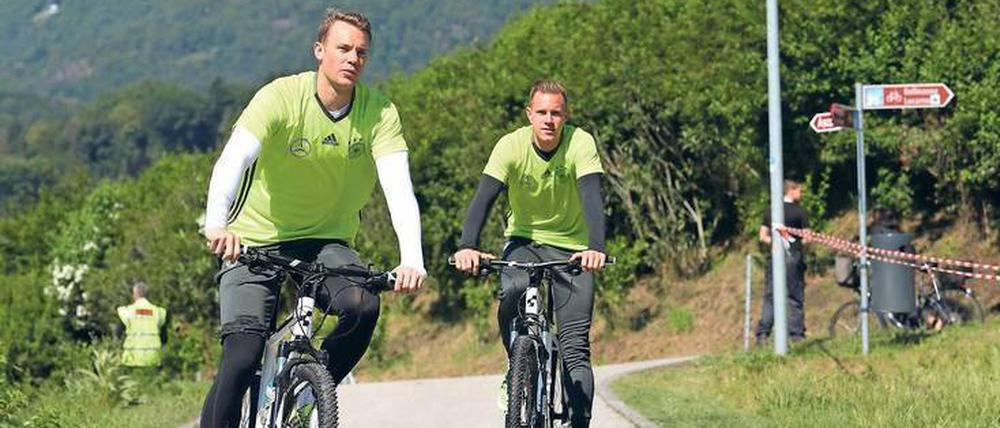 Fahrradtour statt Saunagang. Manuel Neuer und Marc-André ter Stegen (r.) lassen es einfach mal rollen. 