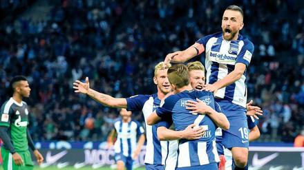 Berliner Freude. Herthas Profis Lustenberger, Pekarik, Weiser und Ibisevic (von links) feiern den 2:0-Sieg über Schalke.