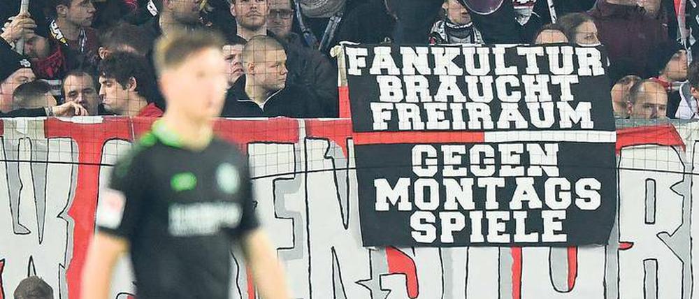 Manic Monday. Anhänger mehrerer Bundesliga-Vereine wie zum Beispiel die des VfB Stuttgart haben immer wieder ihre Meinung zur weiteren Spieltags-Zersplitterung zum Ausdruck gebracht.
