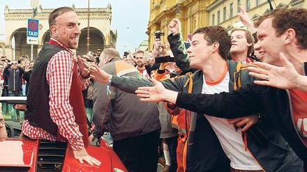 Vor allem Münchens Liebling. Während Franck Ribéry beim FC Bayern die große Zuneigung der Fans erfährt (wie bei der Meisterfeier 2013), fühlt er sich in Frankreich besonders missverstanden.