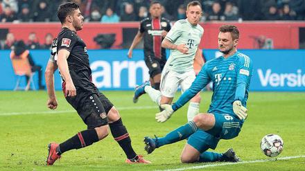 Spiel gedreht. Leverkusens Stürmer Kevin Volland traf zur 2:1-Führung, Bayerns Torwart Sven Ulreich macht sich vergebens breit. 
