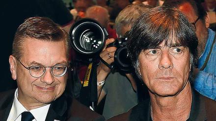 Gesichter zur Krise. Verbandspräsident Reinhard Grindel (l.) und Bundestrainer Joachim Löw gaben zuletzt ein schräges Bild ab.