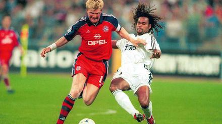 Damals noch besser als das heutige Vorbild. Christian Karembeu (rechts) im Duell mit Stefan Effenberg (im Trikot des FC Bayern). Von 1998 bis 2000 spielte der Franzose bei Real Madrid. Mit den Spaniern gewann Karembeu unter Trainer Jupp Heynckes im Jahr 1998 die Champions League. 