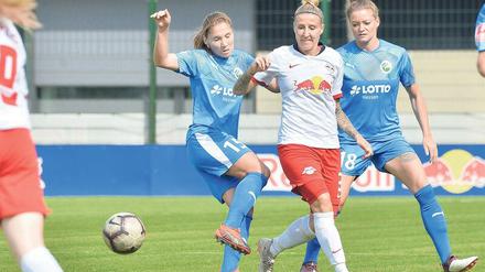 Die Spielertrainerin. Anja Mittag (Mitte) wechselte aus Schweden nach Leipzig, wo sie nicht nur spielt, sondern auch Individualeinheiten für ihre Kolleginnen anbietet.