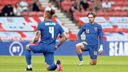 Die englischen Nationalspieler um Kelvin Phillips und Jack Grealish wollen auch bei der EM vor Spielbeginn aufs Knie gehen.
