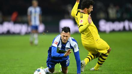 Heftiges Duell: Davie Selke (links) musste mit Hertha gegen Mats Hummels und Borussia Dortmund viel einstecken.