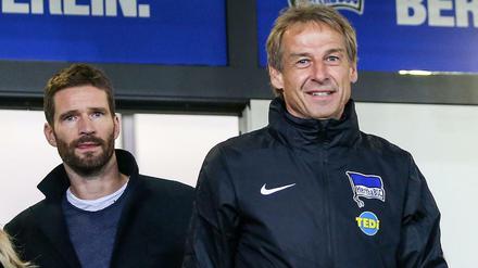 Das erste Training: Performance Manager Arne Friedrich an der Seite von Trainer Jürgen Klinsmann.