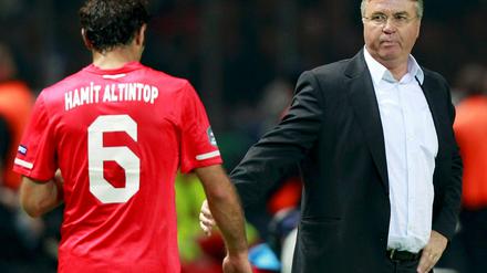 Hamit Altintop und Guus Hiddink beim 0:3 gegen Deutschland am Freitag. Gegen Aserbaidschan setzte es nun die nächste Niederlage.