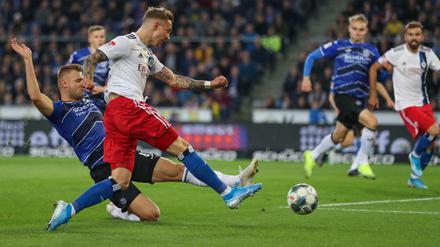 Langes Bein. Bielefelds Florian Hartherz (l.) im Kampf um den Ball mit Sonny Kittel vom HSV.  
