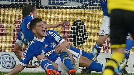 Sieg mit Schmerzen. Huntelaar gewann mit Schalke zwar gegen Dortmund, fällt mit einer Knieverletzung nun aber wochenlang aus.