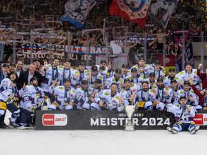 Gruppenfoto mit Pokal: der Meisterjahrgang 2024