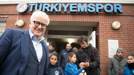 DFB-Präsident Fritz Keller besucht den Sportverein Türkiyemspor Berlin, um den Start einer neuen Integrationskampagne zu präsentieren. 