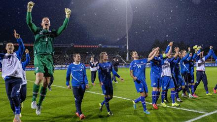Islands Fußballer bejubeln die EM-Qualifikation.