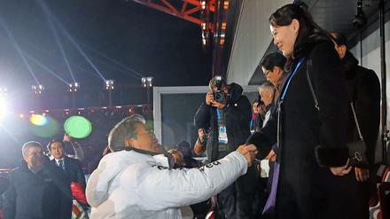 Historischer Handschlag. Südkoreas Präsident Moon Jae In begrüßt Kim Yo Jong (rechts), die für das Regime aus Nordkorea anreiste.