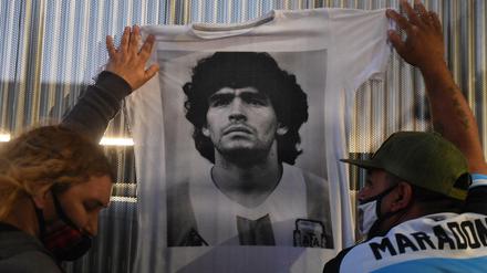 Fans der Fußball-Legende Maradona halten vor der Klinik, in der zuletzt operiert wurde