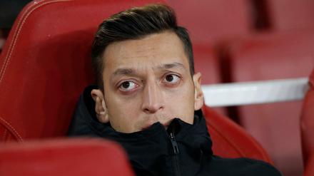 Mesut Özil hat wegen eines Tweets Ärger mit seinem Verein Arsenal London.