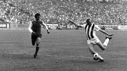 Gleich schlägt's ein. Günter Netzer erzielte sein legendäres Tor im DFB-Pokalfinale für Borussia Mönchengladbach gegen den 1. FC Köln.