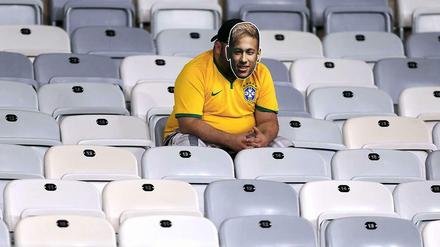 Ein Volk trauert - und Brasiliens Superstar Neymar kann am Ende sogar froh sein, dass er nur als Maske auf den Köpfen zahlreicher Fans bei diesem Debakel im WM-Halbfinale gegen Deutschland dabei war