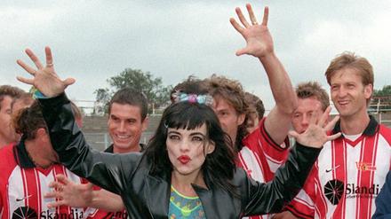 "Ick bin die Nina". Die Pop-Sängerin Nina Hagen posiert am 24. August 1998 zusammen mit den Spielern des Fußball-Regionalligisten.