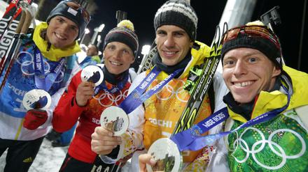 Wird aus Silber doch noch Gold? Simon Schempp, Erik Lesser, Arnd Peiffer and Daniel Boehm (von links nach rechts) präsentieren in Sotschi ihre Medaillen. Der russische Olympiasieger Jewgeni Ustjugow aus der russischen Staffel, die Gold gewann, wurde vom Weltverband des Dopings für schuldig befunden.