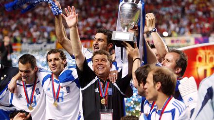 Otto I. mit Pokal. Unter dem deutschen Trainer wurde Griechenland 2004 sensationell Europameister.