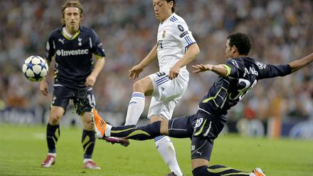 Mesut Özil (Bildmitte) erzielte selbst zwar keinen Treffer, durfte sich am Ende aber genauso wie seine Teamkollegen über einen 4:0-Erfolg gegen Tottenham freuen.