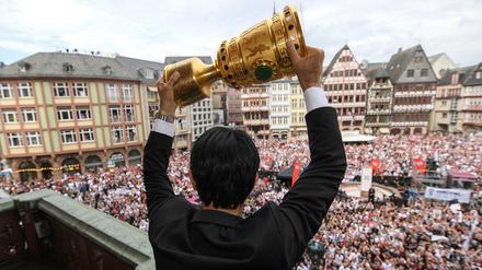 Der DFB-Pokal ist derzeit im Besitz von Eintracht Frankfurt. Im August geht die neue Saison los.