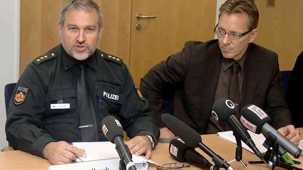 Einsatzleiter Heinz Pusch (l.) und Holger Münch, der Bremer Polizeipräsident, am Sonntag bei einer Pressekonferenz zu den Vorfällen im Weserstadion.