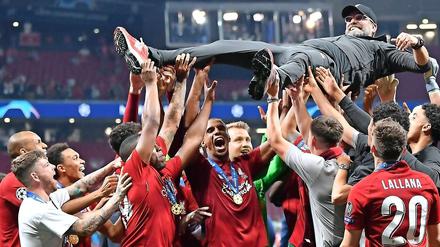 Ein ganzer Klub zu Füßen: Jürgen Klopp gewann mit Liverpool die Champions League.