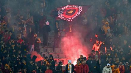 Da ist Feuer drin. Anhänger von Galatasaray.